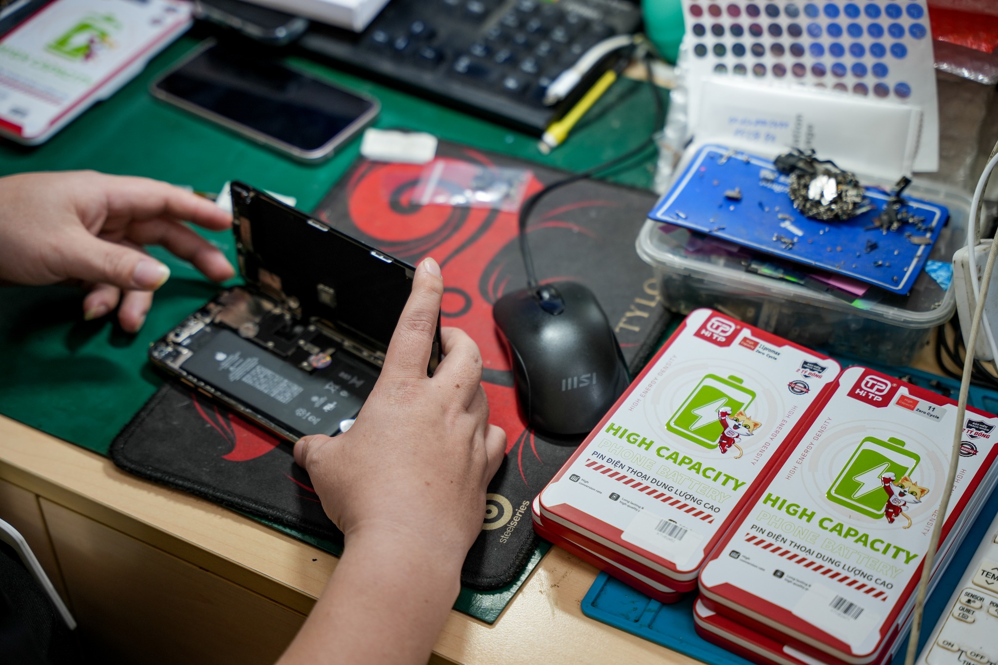 Tùng Phong hoạt động theo mô hình kết hợp – vừa bán buôn, vừa bán lẻ, nhưng trọng tâm nghiêng rõ về phân phối.