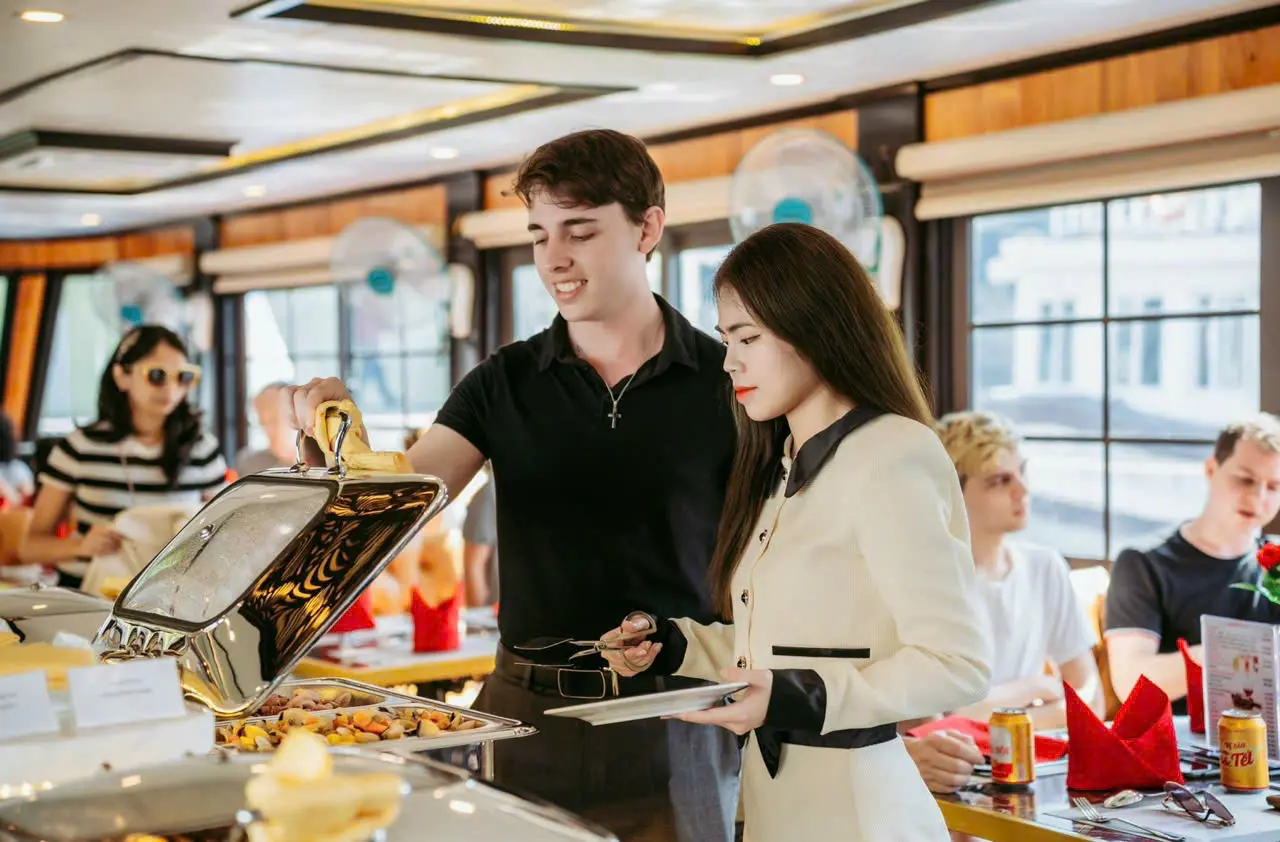 Tiệc cưới trên du thuyền